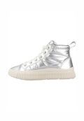 Silberne High-Top-Sneaker mit glänzendem, metallicfarbenem Obermaterial, strukturierten Einsätzen, weißer Gummisohle und passenden Schnürsenkeln. Verfügt über eine Rückenschlaufe für einfaches Anziehen.