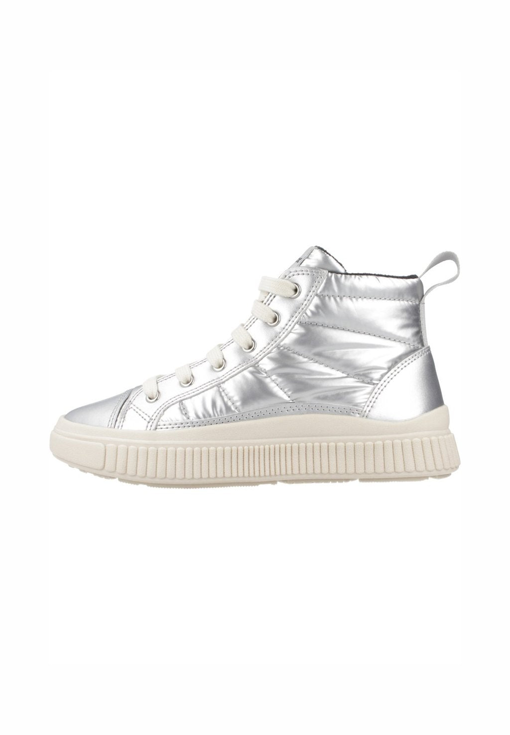 Silberne High-Top-Sneaker mit glänzendem, metallicfarbenem Obermaterial, strukturierten Einsätzen, weißer Gummisohle und passenden Schnürsenkeln. Verfügt über eine Rückenschlaufe für einfaches Anziehen.