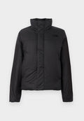 Schwarze, isolierte Daunenjacke mit hohem Kragen, frontalem Reißverschluss und einem Logo auf der Brust. Glatte, matte Oberfläche mit boxy Form.