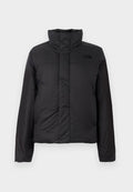 Schwarze, isolierte Daunenjacke mit hohem Kragen, frontalem Reißverschluss und einem Logo auf der Brust. Glatte, matte Oberfläche mit boxy Form.