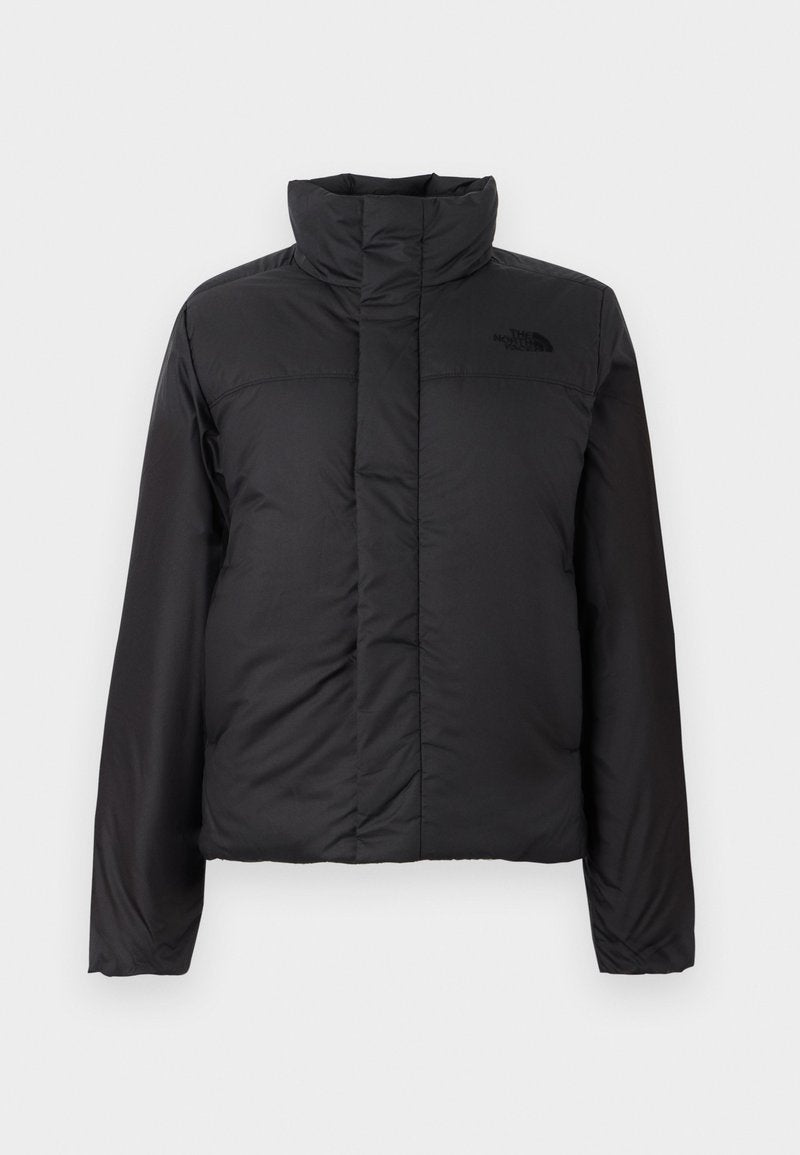 Schwarze, isolierte Daunenjacke mit hohem Kragen, frontalem Reißverschluss und einem Logo auf der Brust. Glatte, matte Oberfläche mit boxy Form.