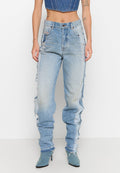 Hellblaue, ausgewaschene Denim-Jeans mit lockerem Schnitt, die ausgefranste Seitennähte und ein klassisches Fünf-Taschen-Design aufweisen.