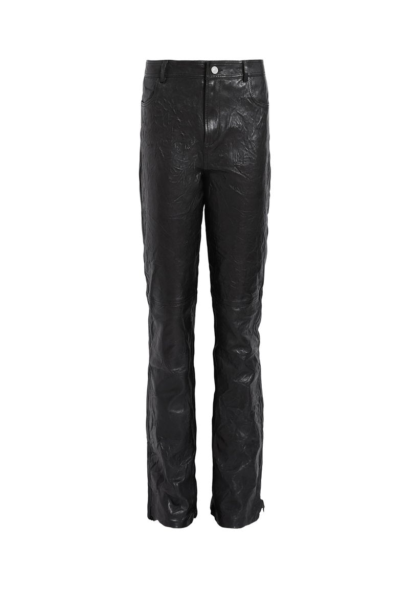 Schwarze Lederhosen mit einer zerknitterten Textur, ausgestattet mit einem klassischen Fünf-Taschen-Design und einer mittelhohen Taille. Silberner Knopfakzent vorne.