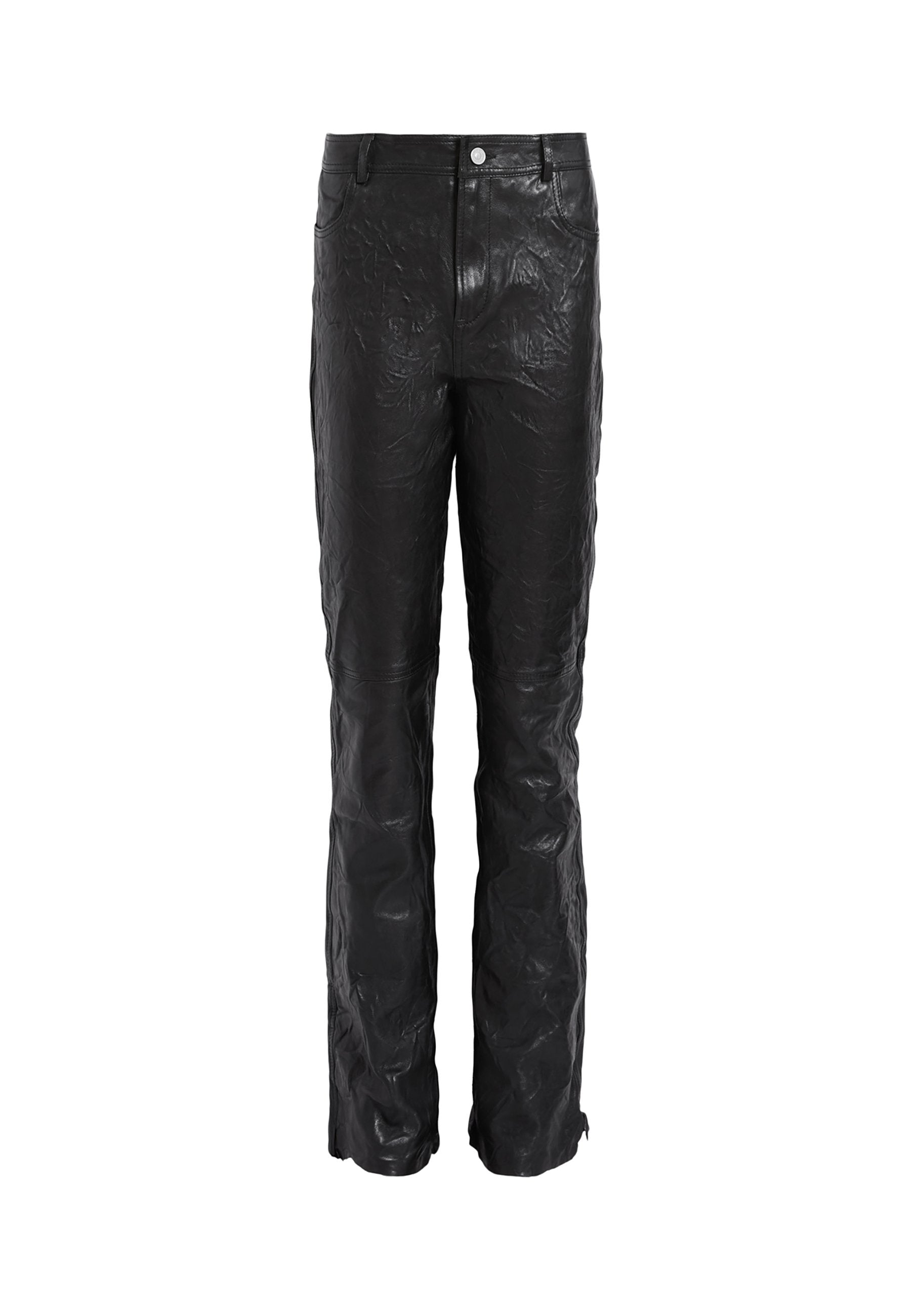 Schwarze Lederhosen mit einer zerknitterten Textur, ausgestattet mit einem klassischen Fünf-Taschen-Design und einer mittelhohen Taille. Silberner Knopfakzent vorne.