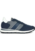 Marinblau Sport-Sneaker mit grauen Akzenten, glatten und strukturierten Materialien, flacher weißer Laufsohle und zwei diagonalen Streifendetails.