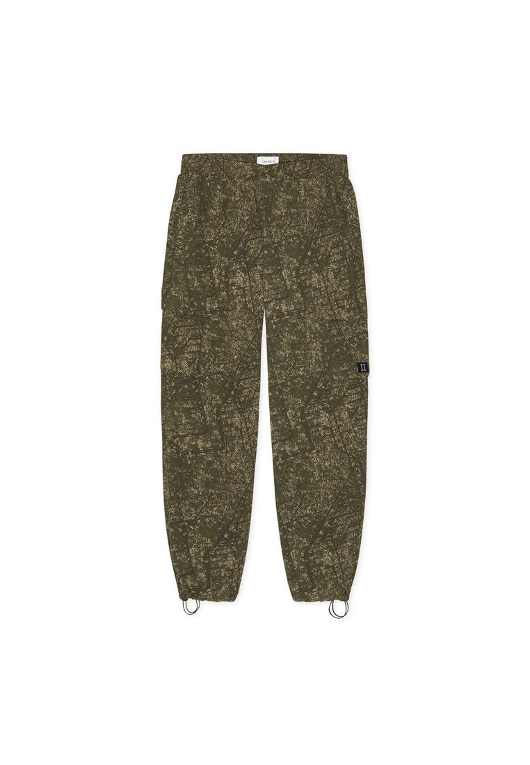 Cargo-Hosen in Olivgrün mit einem strukturierten Muster, elastischen Bündchen und zwei Seiten-Schlaufen. Sie verfügen über Cargo-Taschen und ein atmungsaktives Stoffdesign.
