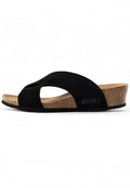 Schwarze Wildleder-Sandalen mit Korkwedge-Sohle und Kreuzriemen, mit dem "BAYTON"-Logo an der Seite.