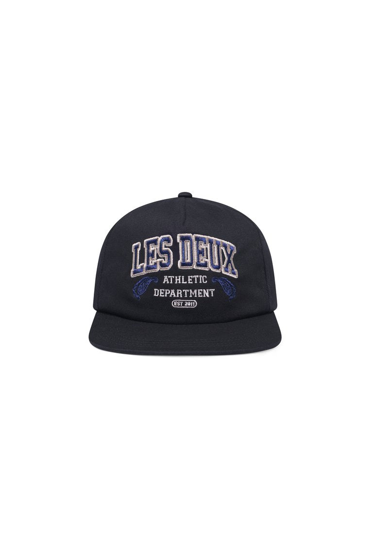 Schwarze Baumwollmütze mit flacher Krempe, die mit dem gestickten Text "LES DEUX ATHLETIC DEPARTMENT EST 2011" in Weiß und Blau versehen ist.