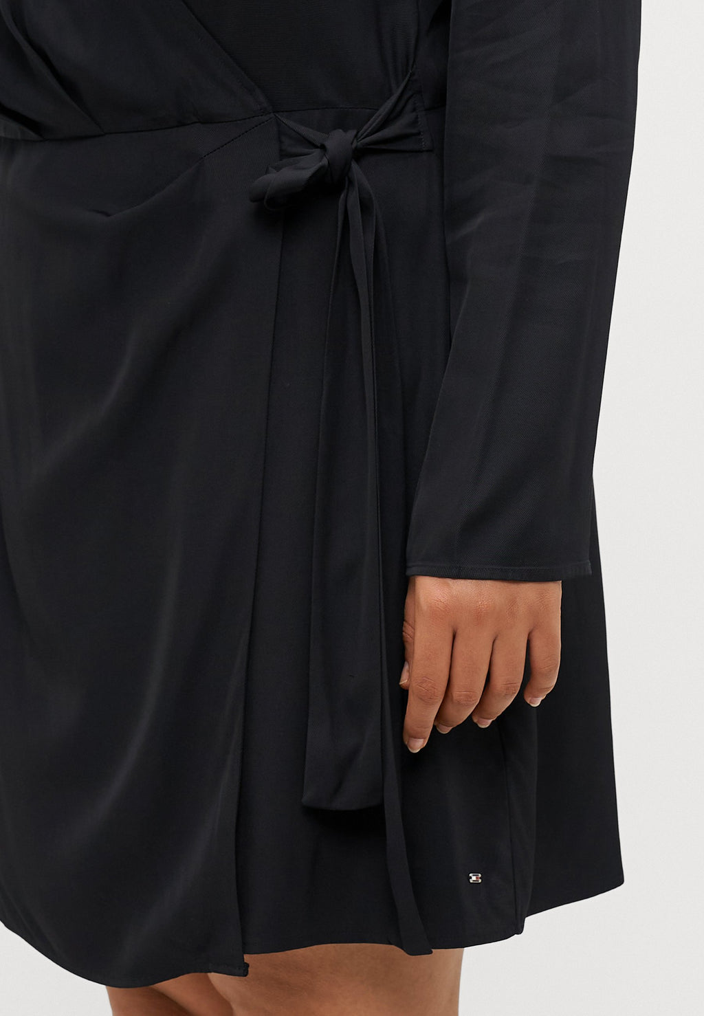 FLUID WRAP SHORT DRESS Media 6