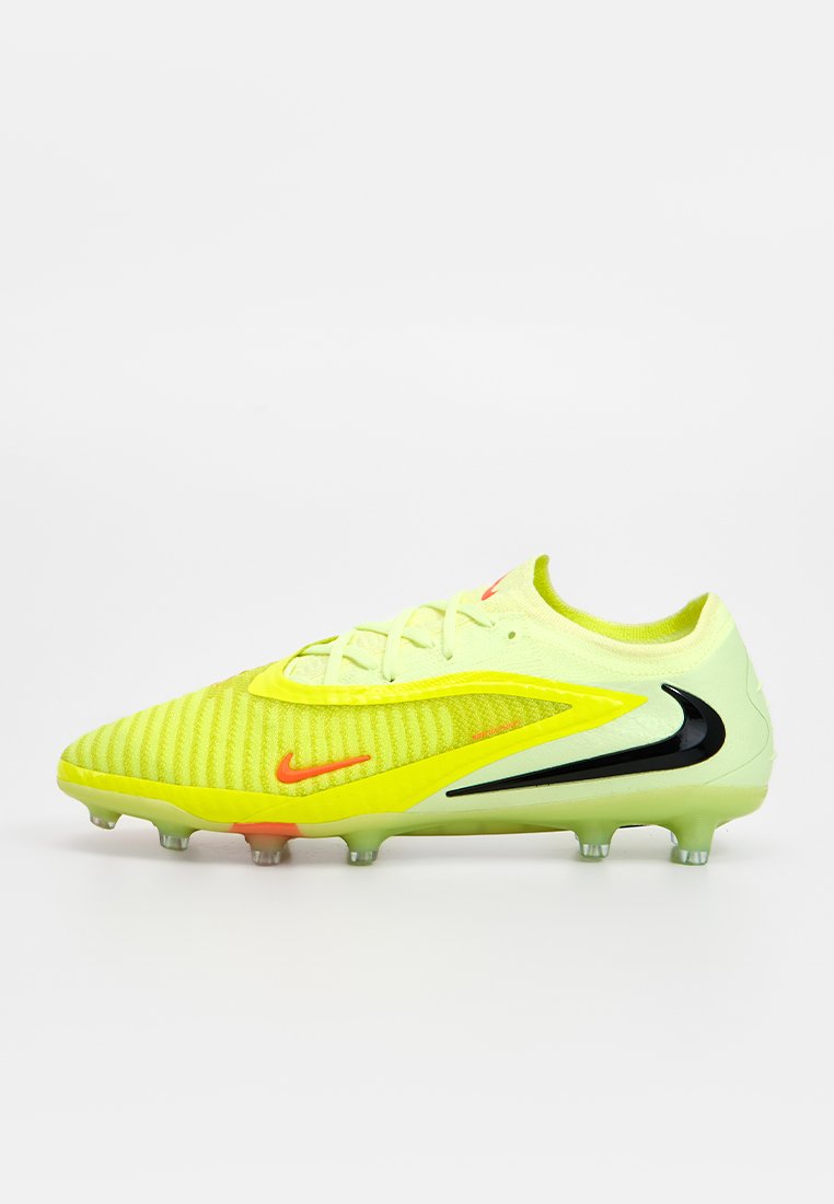 Limettengrüner Fußballschuh mit einer strukturierten Oberseite, schwarzen und orangen Akzenten, flexiblem Sohlenprofil und konischen Stollen für besseren Halt.