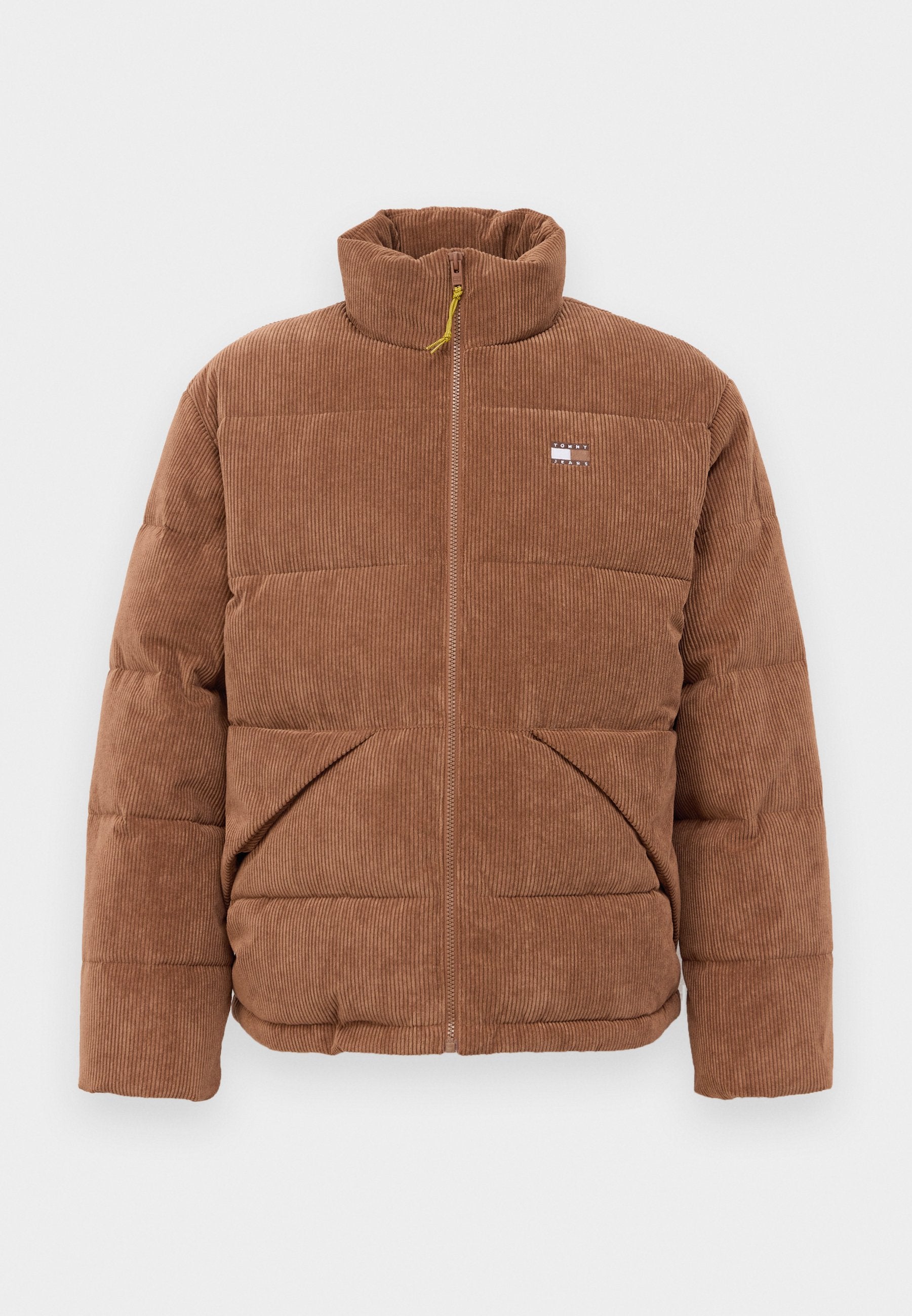 Braune Corduroy-Pufferjacke mit hohem Kragen, vollem Reißverschluss vorne, zwei schrägen Fronttaschen und kleinem rechteckigen Logo auf der linken Brust.