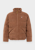 Braune Corduroy-Pufferjacke mit hohem Kragen, vollem Reißverschluss vorne, zwei schrägen Fronttaschen und kleinem rechteckigen Logo auf der linken Brust.