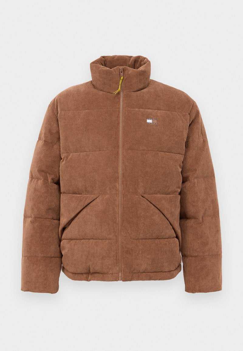 Braune Corduroy-Pufferjacke mit hohem Kragen, vollem Reißverschluss vorne, zwei schrägen Fronttaschen und kleinem rechteckigen Logo auf der linken Brust.