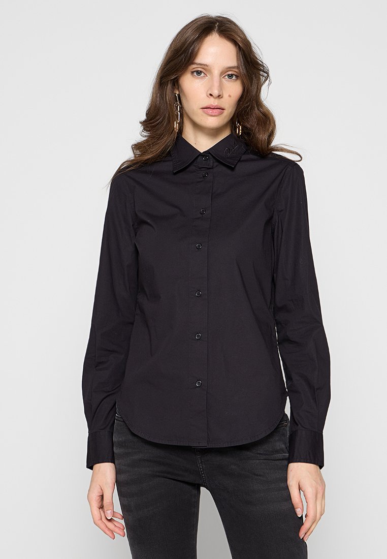 Schwarzes Langarmshirt mit klassischem Kragen, Knopfleiste und dezentem bestickten Detail am Kragen, gefertigt aus glattem Stoff.