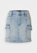 Jeansrock in Hellblau mit zwei vorderen Cargo-Taschen, einem Knopf- und Reißverschluss sowie einer geraden Schnittform. Überall mit einer zerstörten Textur.