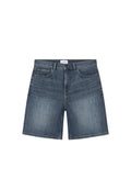 Denim-Shorts mit Vordertaschen, Gürtelschlaufen, Knopf- und Reißverschluss, leicht ausgewaschen und einem Etikett an der Innenseite des Taillenbunds.