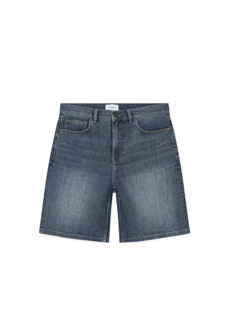 Denim-Shorts mit Vordertaschen, Gürtelschlaufen, Knopf- und Reißverschluss, leicht ausgewaschen und einem Etikett an der Innenseite des Taillenbunds.