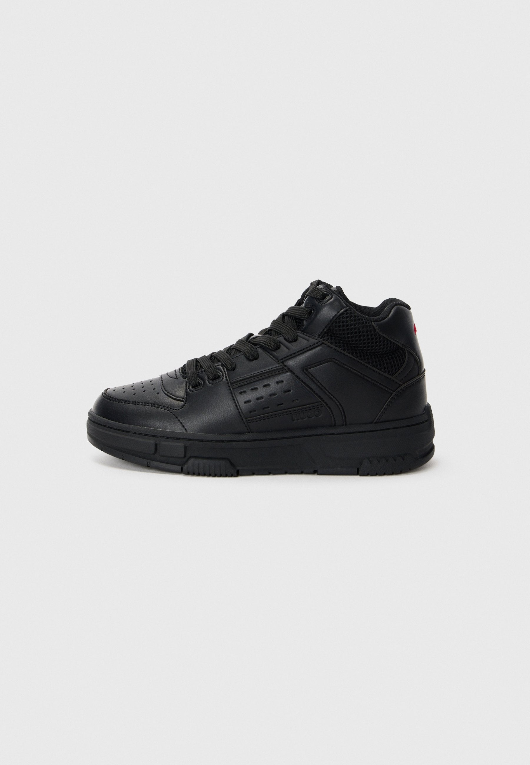 Schwarze High-Top-Sneaker aus synthetischem Material, mit gepolstertem Schaft, perforierten Akzenten, strukturierten Sohle und traditionellem Schnürdesign.