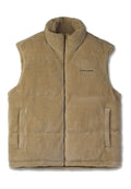 Beige Fleece-Weste mit hohem Kragen, Vorderreißverschluss und zwei Seitentaschen. Mit schwarzem Markenlogo "PEGADOR" auf der linken Brust.
