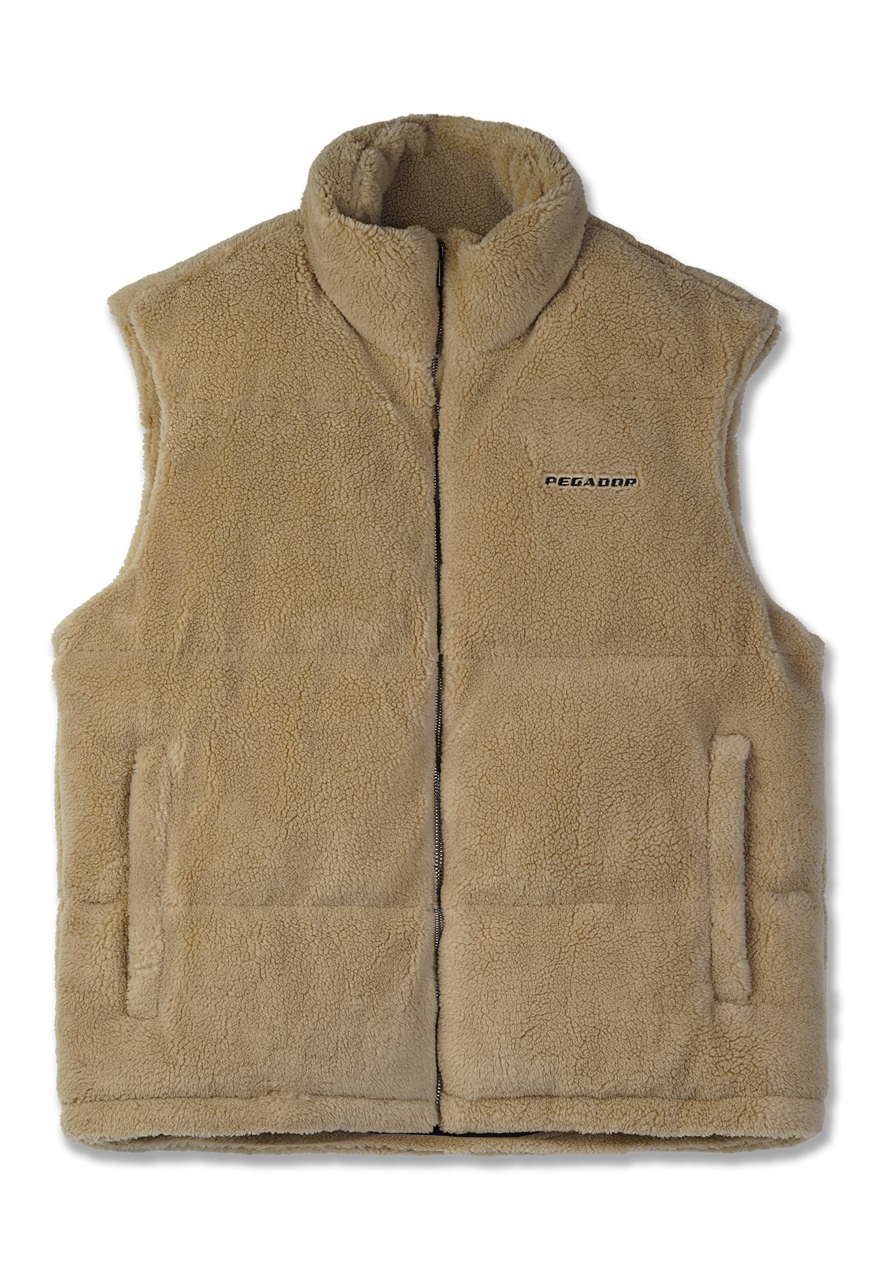 Beige Fleece-Weste mit hohem Kragen, Vorderreißverschluss und zwei Seitentaschen. Mit schwarzem Markenlogo "PEGADOR" auf der linken Brust.