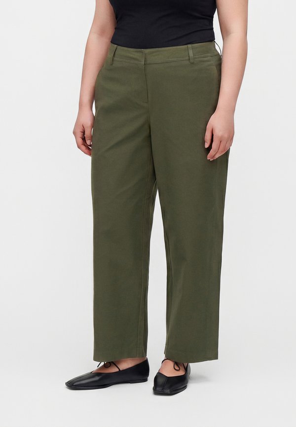 Vero Moda Curve VMCSOFIA BARREL PANT - Trousers - forest night