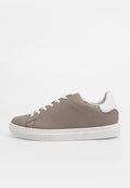 Graue Leder-Sneaker mit weißen Akzenten, flacher weißer Sohle, abgerundeter Zehenpartie und auffälligem Logo an der Seite. Verfügt über flache Schnürsenkel und Mesh-Details.