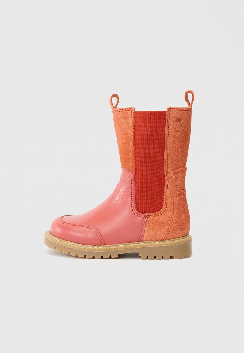 Rosa und orange Knöchelstiefel mit glattem Lederzehen und Wildleder-Seiten, ausgestattet mit elastischen Einsätzen, einer robusten Gummisohle und Zuglaschen.