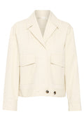 Cremfarbener Blazer mit geknöpftem Kragen, zwei vorderen Taschen und zwei runden Knöpfen in der Taille. Hergestellt aus glattem Stoff, strukturiertes Design.