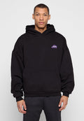 Schwarzer Hoodie aus Baumwolle mit einer Kängurutasche, gerippten Bündchen und einem kleinen lila Logo auf der Brust. Einfaches Design mit lockerem Sitz.