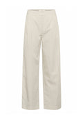 Beige Stoffhose mit weitem Bein und subtilen vertikalen Nadelstreifen, tailliertem Bund und glatter Textur. Sie verfügt über Fronttaschen und einen geraden Schnitt.