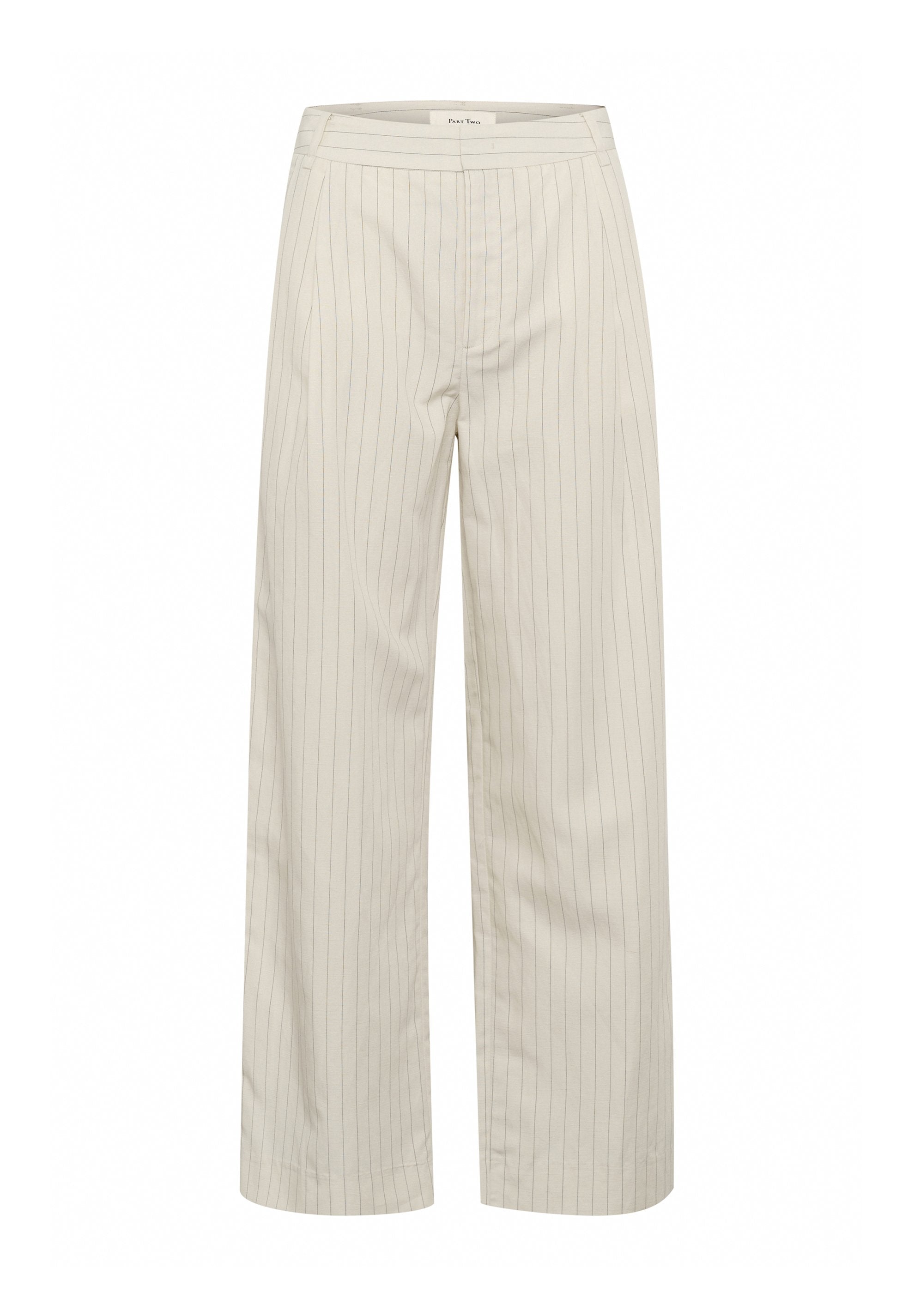 Beige Stoffhose mit weitem Bein und subtilen vertikalen Nadelstreifen, tailliertem Bund und glatter Textur. Sie verfügt über Fronttaschen und einen geraden Schnitt.
