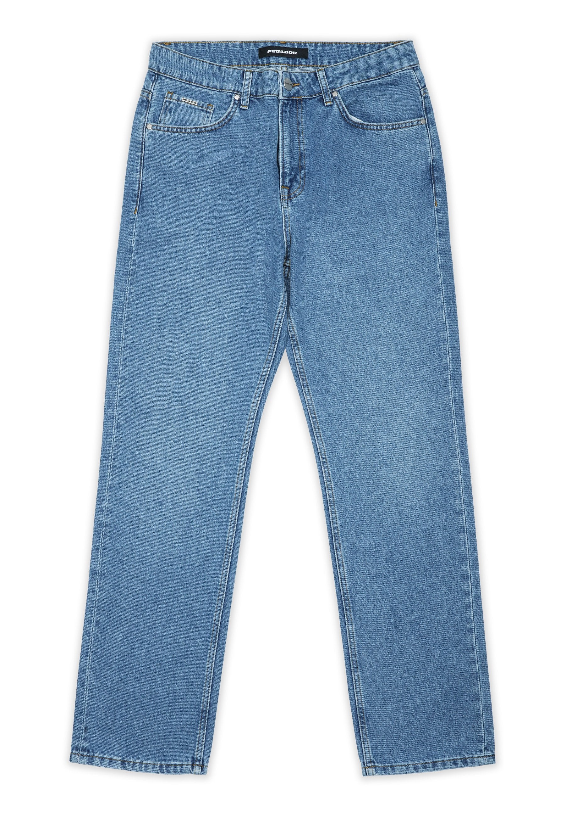 Hellblaue Denim-Jeans mit geradem Bein design, fünf Taschen und Reißverschluss. Der Stoff hat eine dezente Textur mit sichtbaren Nähten.
