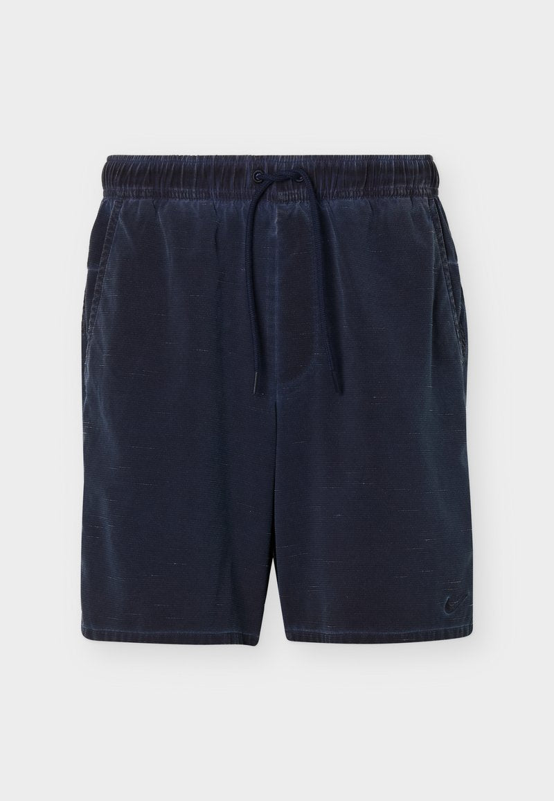 Marineblaue Herren-Sportshorts mit elastischem Bund, verstellbarem Kordelzug, Seitentaschen und Nike-Logo am linken Saum.