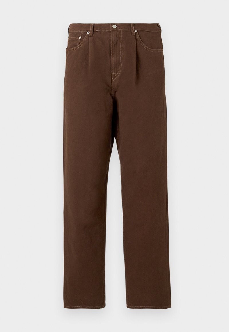 Braune gerade geschnittene Hose mit vorderen Falten, Gürtelschlaufen sowie Seiten- und Münztaschen auf weißem Hintergrund.