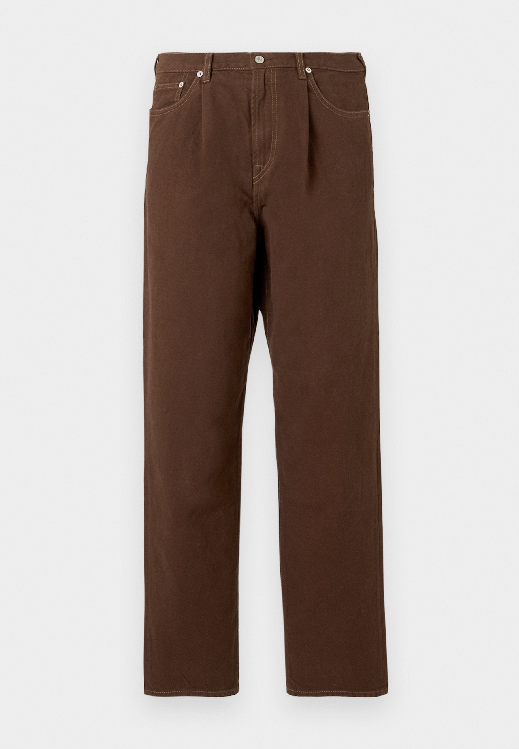 Braune gerade geschnittene Hose mit vorderen Falten, Gürtelschlaufen sowie Seiten- und Münztaschen auf weißem Hintergrund.