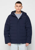 Marineblaue Steppjacke mit Kapuze, gestaltet mit einem gesteppten Muster, frontalem Reißverschluss und Druckknopfverschlüssen. Hergestellt aus glattem, isoliertem Material.