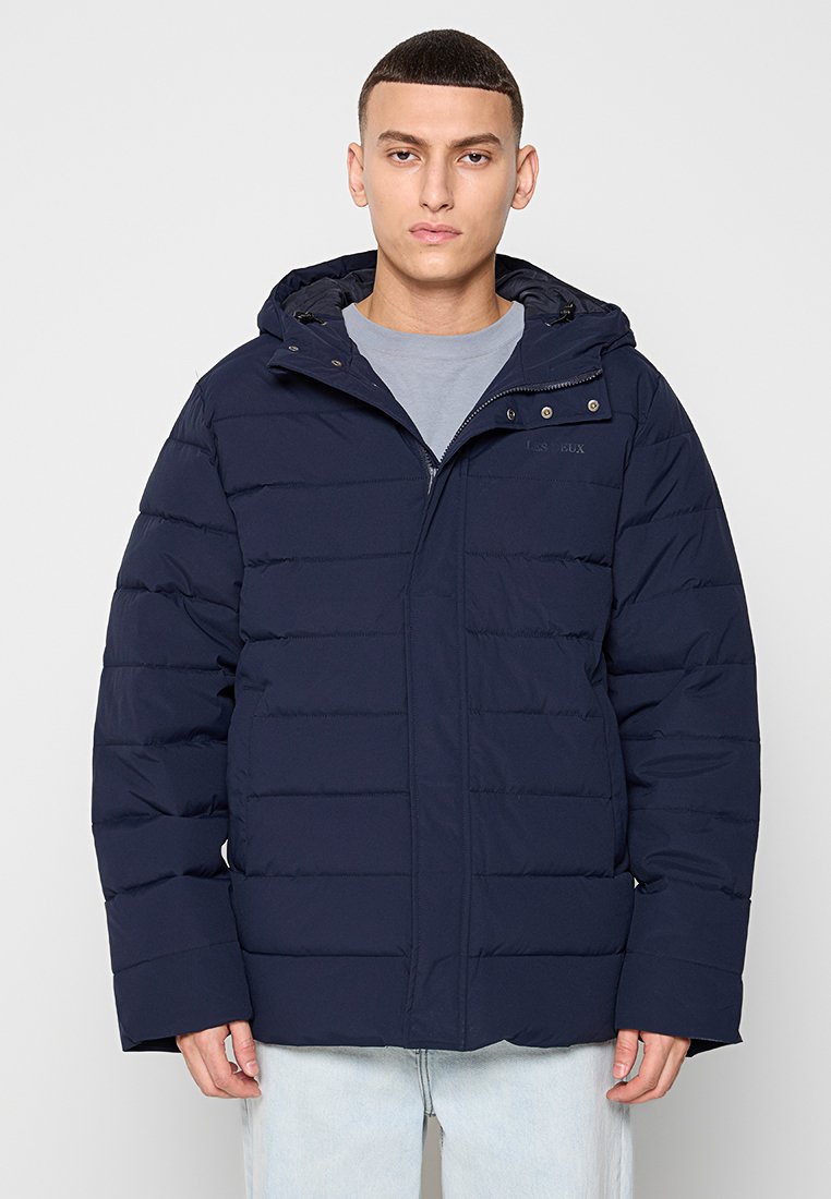 Marineblaue Steppjacke mit Kapuze, gestaltet mit einem gesteppten Muster, frontalem Reißverschluss und Druckknopfverschlüssen. Hergestellt aus glattem, isoliertem Material.