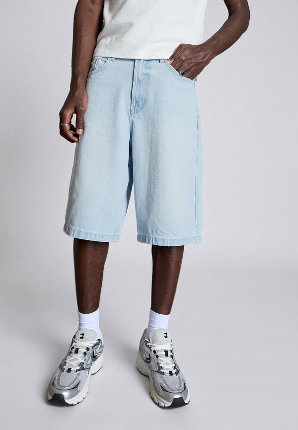 Bershka BAGGY - Denim shorts - light blue denim