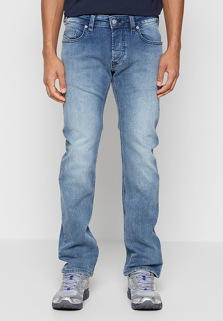 Hellblaue Denim-Jeans mit geradem Schnitt, fünf Taschen, Knopf- und Reißverschluss sowie dezenter Ausbleichung im Stoff.