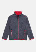 Dunkelgraue Fleecejacke zum Reißverschluss mit rotem Innenfutter, roten Reißverschlusskanten, zwei seitlichen Reißverschlusstaschen sowie rotem Besatz an Bündchen und Saum.