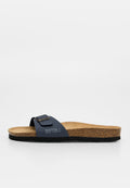 Einzelne marineblaue Slip-On-Sandale mit verstellbarem Riemen, Korkfußbett, schwarzer Sohle und "BAYTON"-Logo auf dem Riemen.