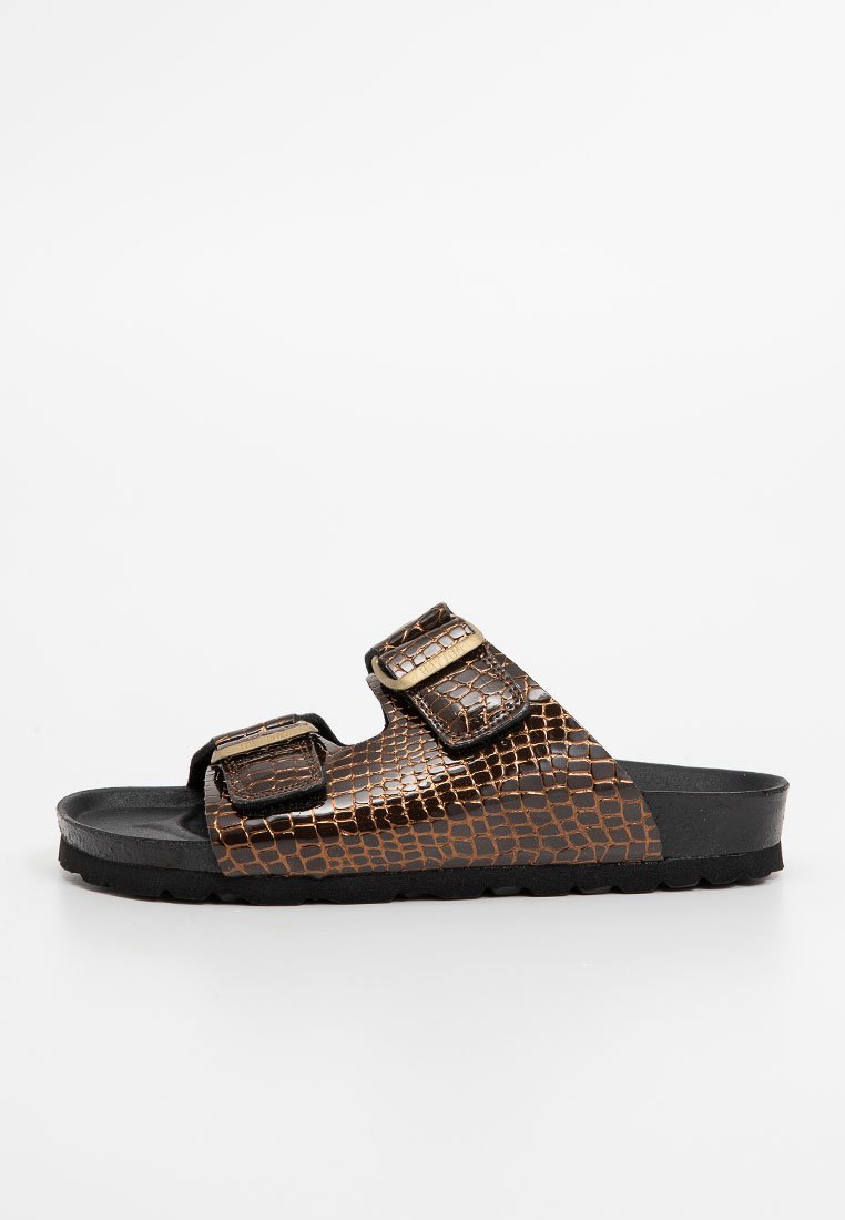 Braune Kunstleder-Sandalen mit strukturiertem Krokodil-Muster, zwei verstellbaren Riemen und einer schwarzen Gummisohle für zusätzlichen Komfort.