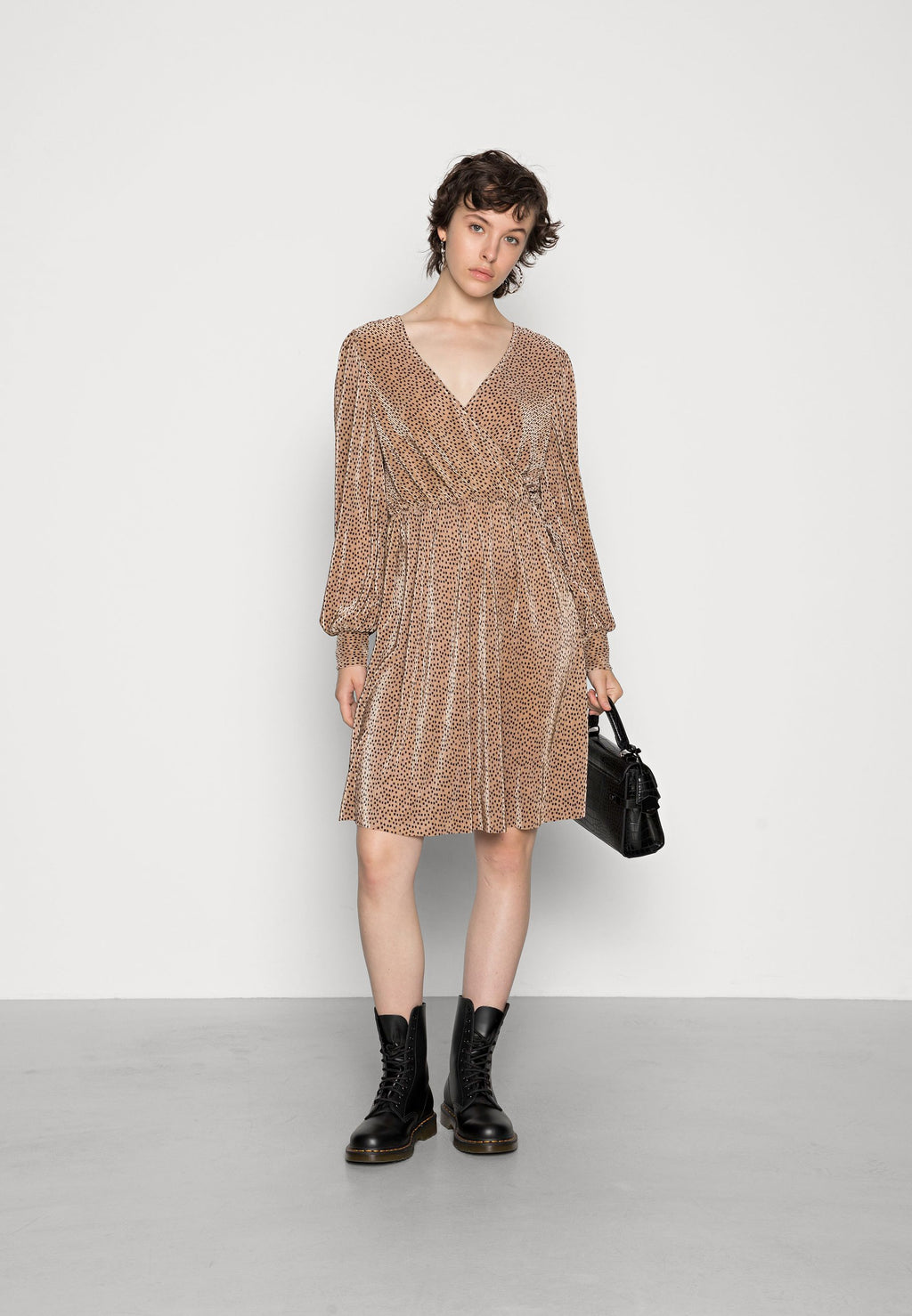 ONLVIA SHORT DRESS Media 2