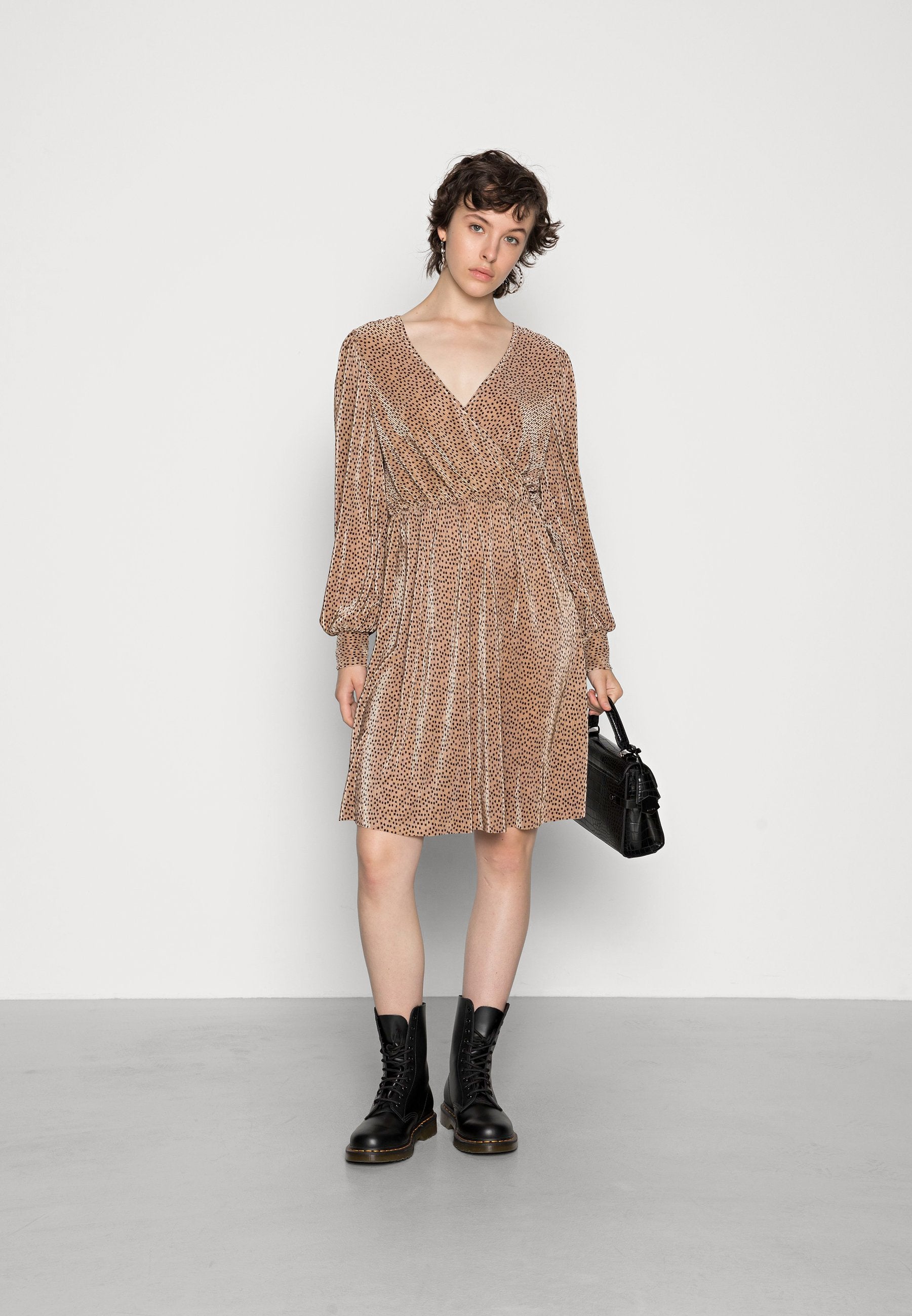 ONLVIA SHORT DRESS Media 2
