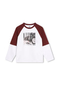 Langarmshirt mit einem weißen Körper und marsalafarbenen Raglanärmeln. Die Grafik auf der Vorderseite zeigt ein Fahrzeug und den Text "TIMBERLAND."
