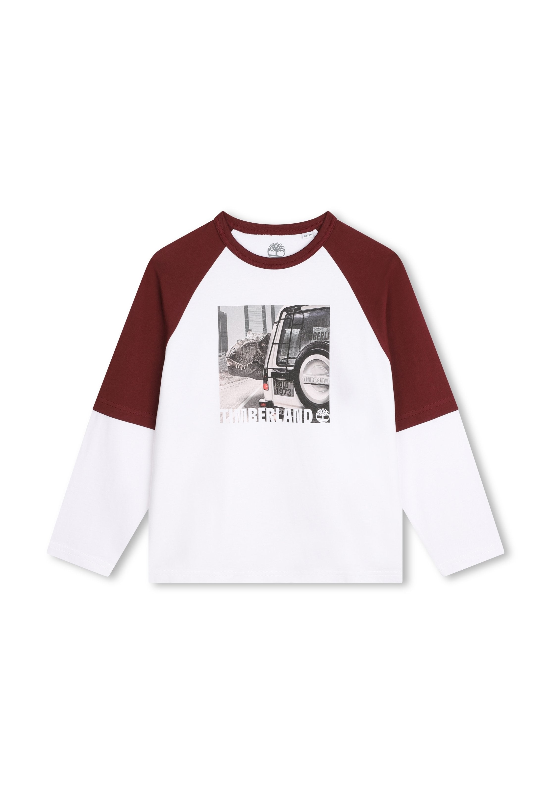 Langarmshirt mit einem weißen Körper und marsalafarbenen Raglanärmeln. Die Grafik auf der Vorderseite zeigt ein Fahrzeug und den Text "TIMBERLAND."