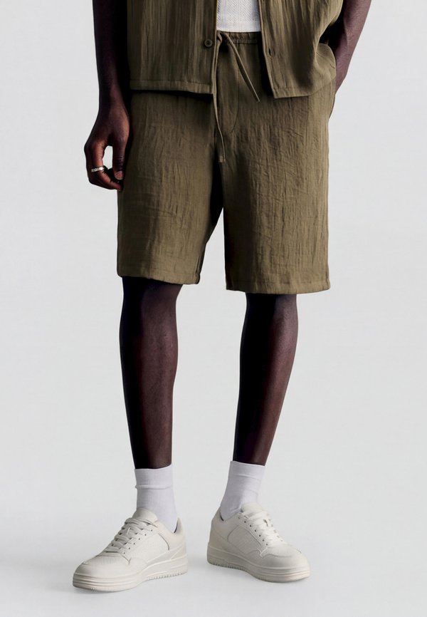 Bershka RUSTIC JOGGER - BERMUDA SHORTS 00998721 - Shorts - khaki