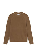 Brauner Strickpullover mit geripptem Rundhalsausschnitt und Bündchen. Verfügt über Raglanärmel und ein kleines grünes Logodetail auf der unteren linken Seite.