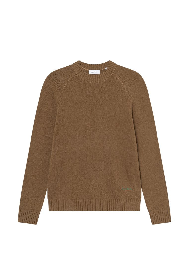Brauner Strickpullover mit geripptem Rundhalsausschnitt und Bündchen. Verfügt über Raglanärmel und ein kleines grünes Logodetail auf der unteren linken Seite.