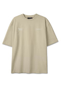 Beiges kurzärmliges T-Shirt mit Rundhalsausschnitt, auf der linken Brust mit weißem Text "Moments To Memories" und auf der rechten Brust mit "PEGADOR" bedruckt.